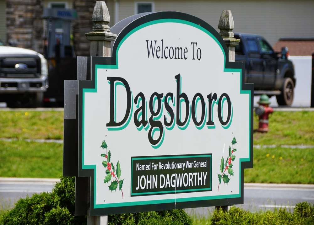 The welcome to dagsboro de sign