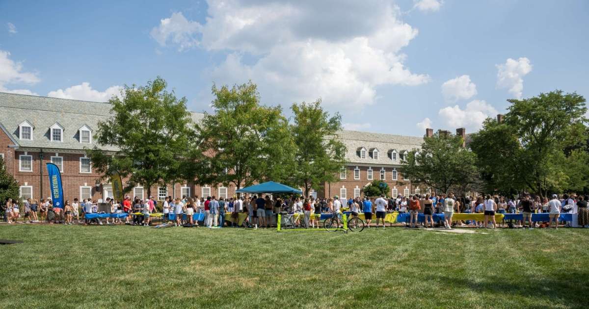 A club fair at the University of Delaware